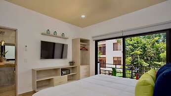 Spacious 1 BR With Great Location Rooftop Pool by Waves Management