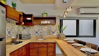 Spacious 1 BR With Great Location Rooftop Pool by Waves Management