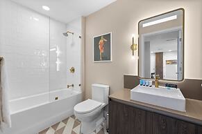 Luxury 49FL Condo with City Views