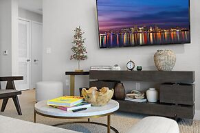 Luxury 49FL Condo with City Views