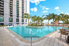 Luxury 49FL Condo with City Views