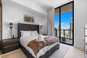 Luxury 49FL Condo with City Views