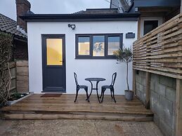 Cozy Apartment at Highbanks The Annex