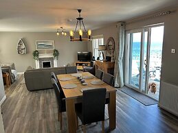 Findochty Beach House - Private Garden-beachfront