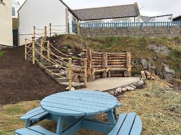 Findochty Beach House - Private Garden-beachfront