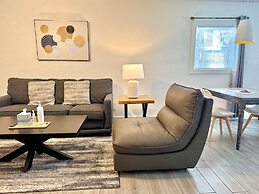 Updated Studio With Laundry Full Kitchen 36B