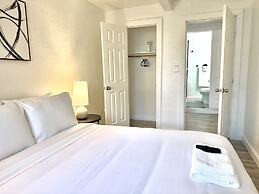 Updated Studio With Laundry Full Kitchen 36B