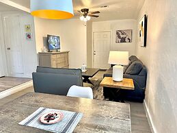 Updated Studio With Laundry Full Kitchen 36B