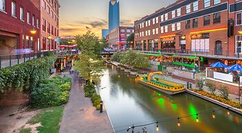 Updated Studio With Laundry Full Kitchen 36B