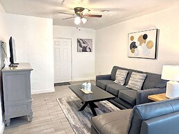 Updated Studio With Laundry Full Kitchen 36B