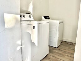 Updated Studio With Laundry Full Kitchen 36B
