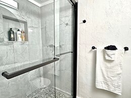 Updated Studio With Laundry Full Kitchen 36B