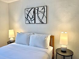 Updated Studio With Laundry Full Kitchen 36B