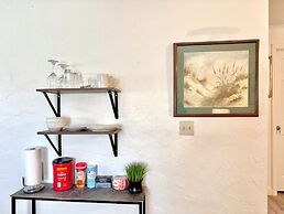 Updated Studio With Laundry Full Kitchen 36B