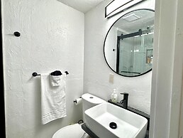 Updated Studio With Laundry Full Kitchen 36B