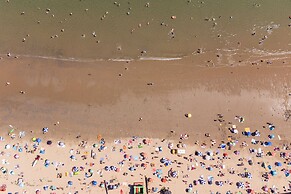 Beach Retreat - Sea Views Parking Beach Access