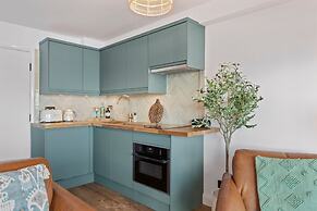 Beach Retreat - Sea Views Parking Beach Access