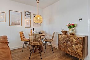 Beach Retreat - Sea Views Parking Beach Access