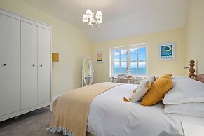5 Sunny Cove - Direct Beach Access Sea Views