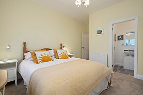 5 Sunny Cove - Direct Beach Access Sea Views