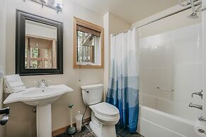 Mt Baker Lodging Cabin 40gs is a Classic NW Cabin