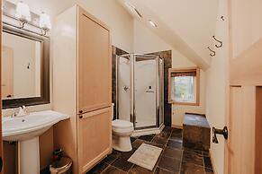 Mt Baker Lodging Cabin 40gs is a Classic NW Cabin