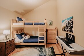 Mt Baker Lodging Cabin 40gs is a Classic NW Cabin