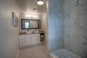 Near Beach Dining w Golf Cart Private Balcony Salty Sunshine B