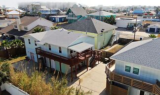 Near Beach Dining w Golf Cart Private Balcony Salty Sunshine B