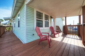 Near Beach Dining w Golf Cart Private Balcony Salty Sunshine B