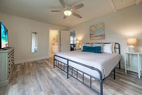 Near Beach Dining w Golf Cart Private Balcony Salty Sunshine B