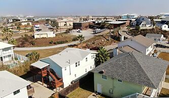 Near Beach Dining w Golf Cart Private Balcony Salty Sunshine B