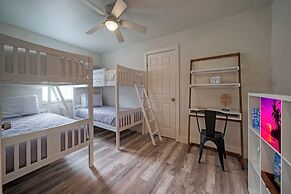 Near Beach Dining w Golf Cart Private Balcony Salty Sunshine B