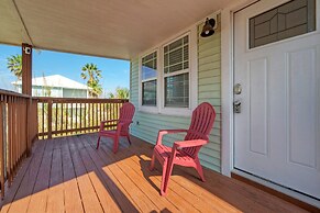 Near Beach Dining w Golf Cart Private Balcony Salty Sunshine B