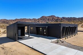 Luxe Modern Escape w/ Pool, Hottub, Firepit, Desert View Obsidian by A
