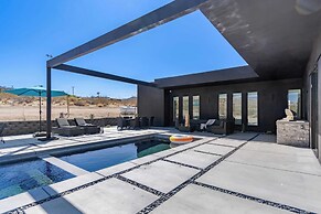 Luxe Modern Escape w/ Pool, Hottub, Firepit, Desert View Obsidian by A