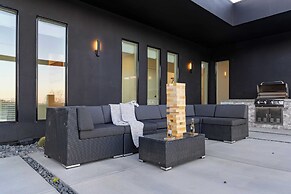 Luxe Modern Escape w/ Pool, Hottub, Firepit, Desert View Obsidian by A