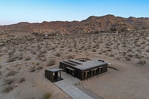 Luxe Modern Escape w/ Pool, Hottub, Firepit, Desert View Obsidian by A