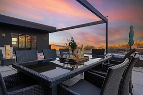 Luxe Modern Escape w/ Pool, Hottub, Firepit, Desert View Obsidian by A