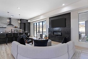 Luxe Modern Escape w/ Pool, Hottub, Firepit, Desert View Obsidian by A