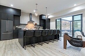 Luxe Modern Escape w/ Pool, Hottub, Firepit, Desert View Obsidian by A