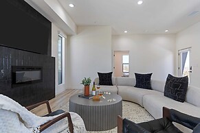 Luxe Modern Escape w/ Pool, Hottub, Firepit, Desert View Obsidian by A