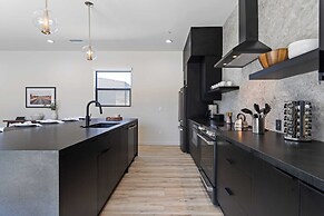 Luxe Modern Escape w/ Pool, Hottub, Firepit, Desert View Obsidian by A