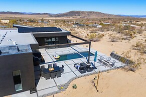 Luxe Modern Escape w/ Pool, Hottub, Firepit, Desert View Obsidian by A