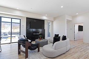 Luxe Modern Escape w/ Pool, Hottub, Firepit, Desert View Obsidian by A