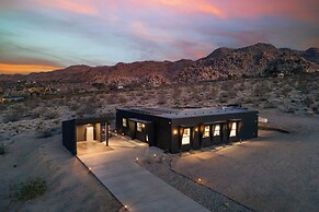 Luxe Modern Escape w/ Pool, Hottub, Firepit, Desert View Obsidian by A