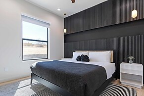 Luxe Modern Escape w/ Pool, Hottub, Firepit, Desert View Obsidian by A