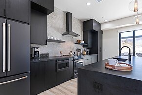 Luxe Modern Escape w/ Pool, Hottub, Firepit, Desert View Obsidian by A