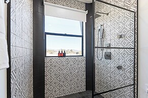 Luxe Modern Escape w/ Pool, Hottub, Firepit, Desert View Obsidian by A