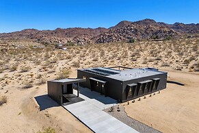 Luxe Modern Escape w/ Pool, Hottub, Firepit, Desert View Obsidian by A